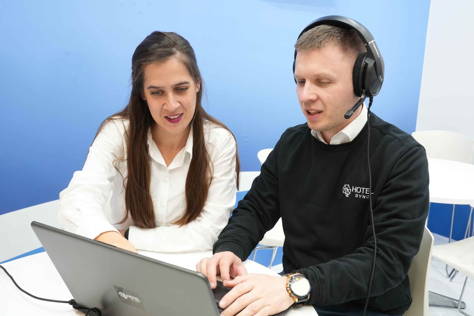 HotelSync ügyfélszolgálati csapat segít egy ügyfélnek